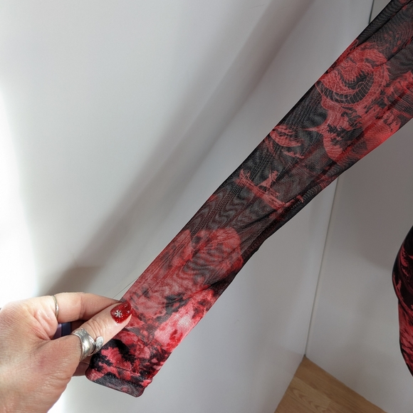 PrettyLittleThing Red and Black Dragon Long Sleeve Sexy Dress - Picture 6 of 16